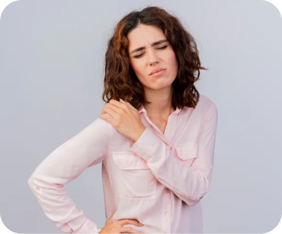 Woman holding her shoulder with pain, showing common symptoms of a shoulder labral tear